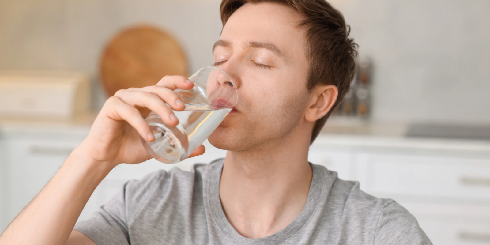 Was passiert wenn man zu wenig trinkt Zu wenig Wasser hinterlässt deutliche Spuren