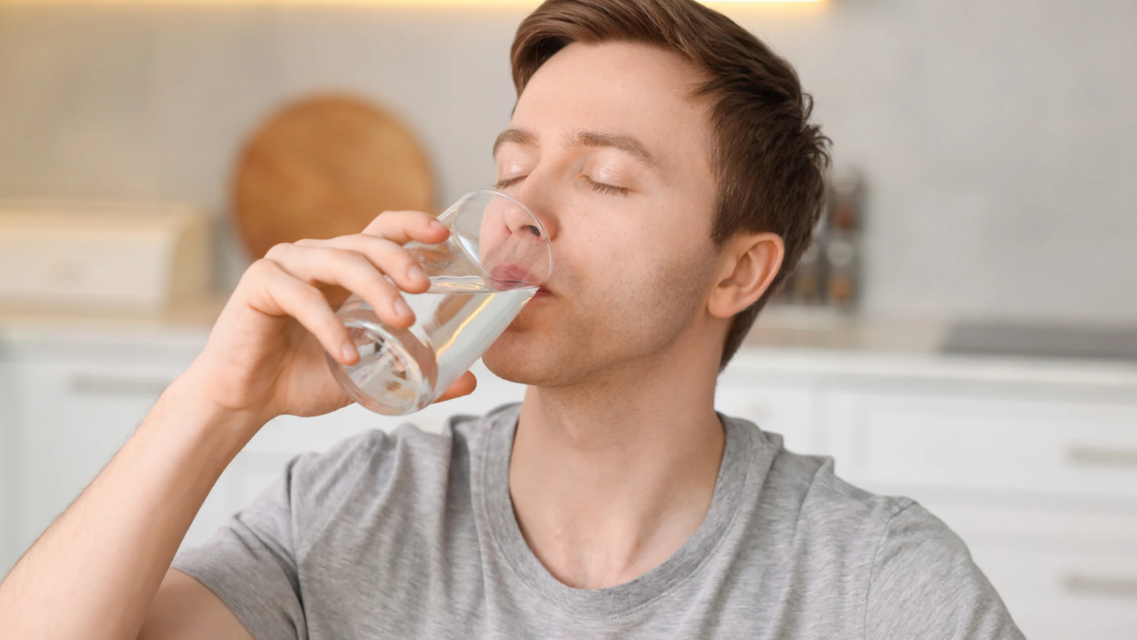 Was passiert wenn man zu wenig trinkt Zu wenig Wasser hinterlässt deutliche Spuren