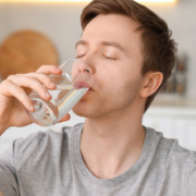 Was passiert wenn man zu wenig trinkt Zu wenig Wasser hinterlässt deutliche Spuren