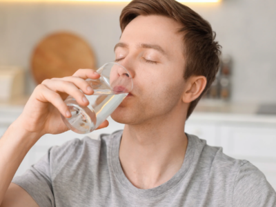 Was passiert wenn man zu wenig trinkt Zu wenig Wasser hinterlässt deutliche Spuren
