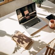 Bildschirmarbeit im Herbst